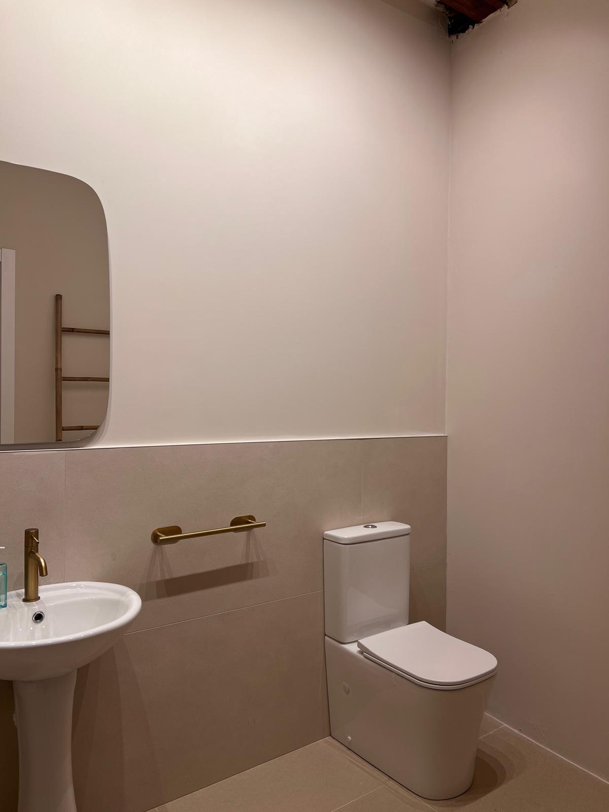 Baño moderno con grifería dorada - Casa Filo Xeresa Valencia