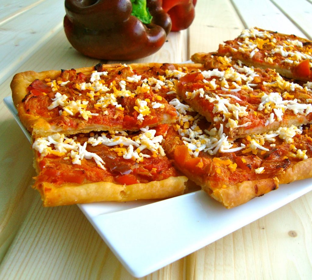 Coca de pimiento y tomate