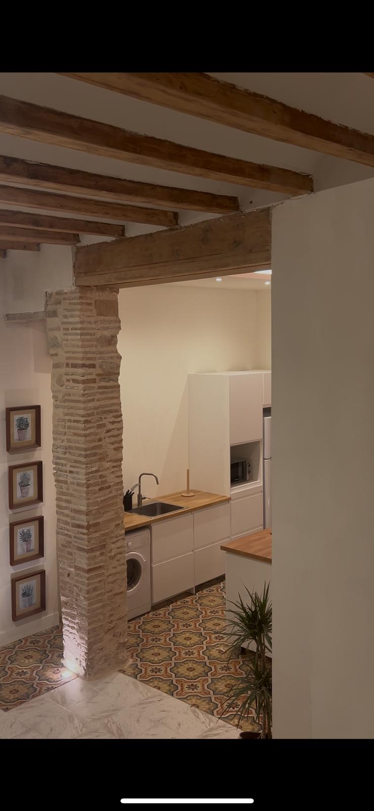 Cocina con vigas de madera originales - Casa centenaria restaurada La Safor
