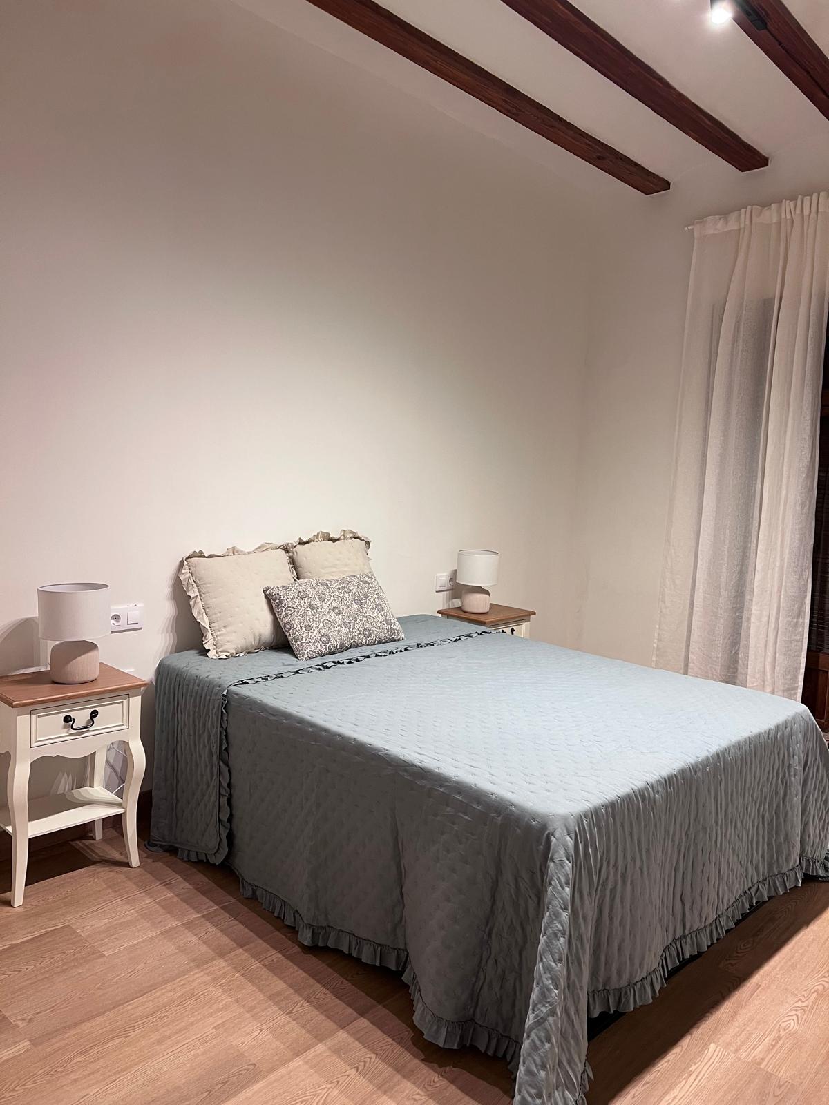 Dormitorio azul con vigas de madera - Habitación casa rural Xeresa