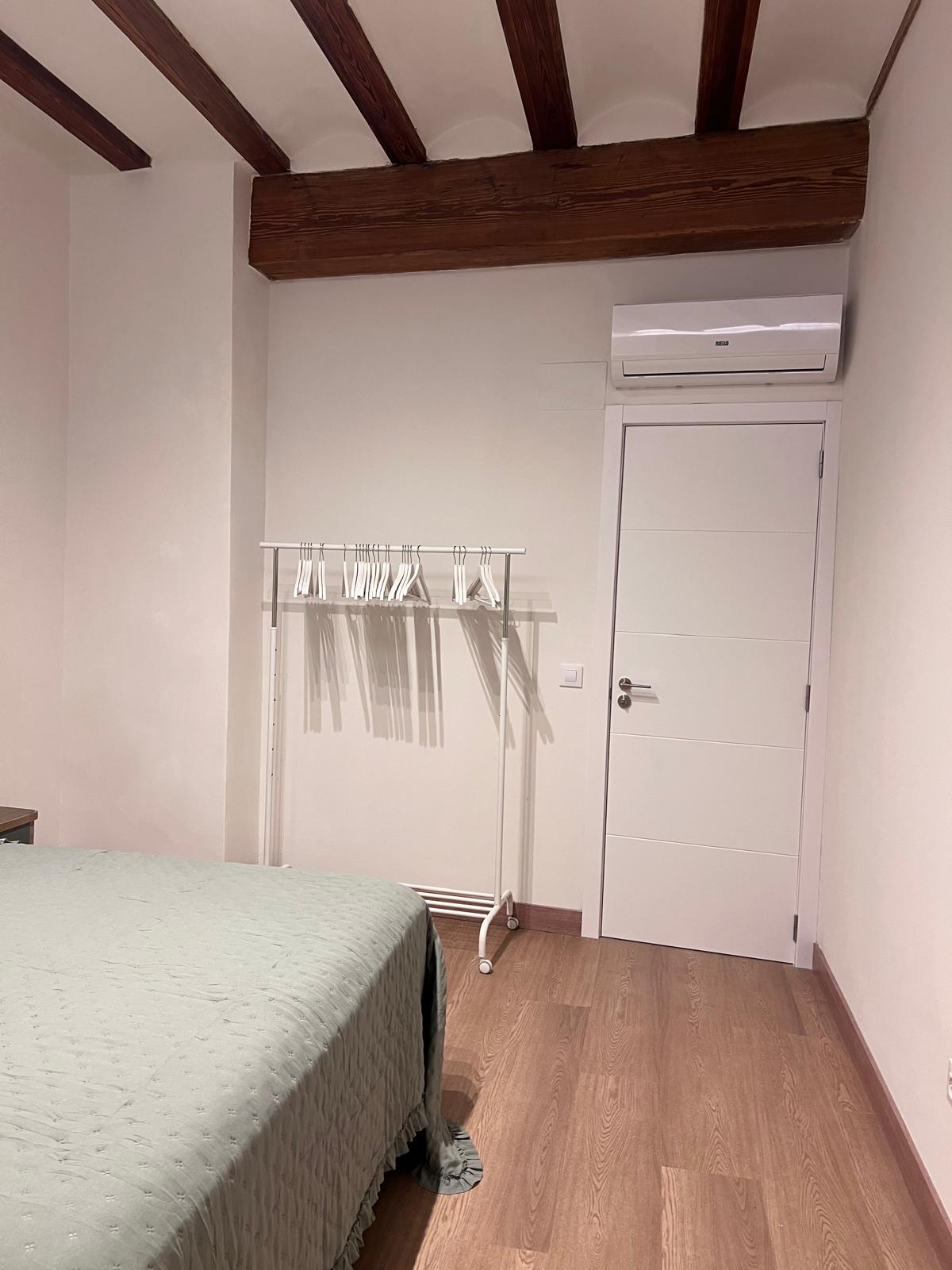 Dormitorio con aire acondicionado y vigas - Alojamiento rural La Safor
