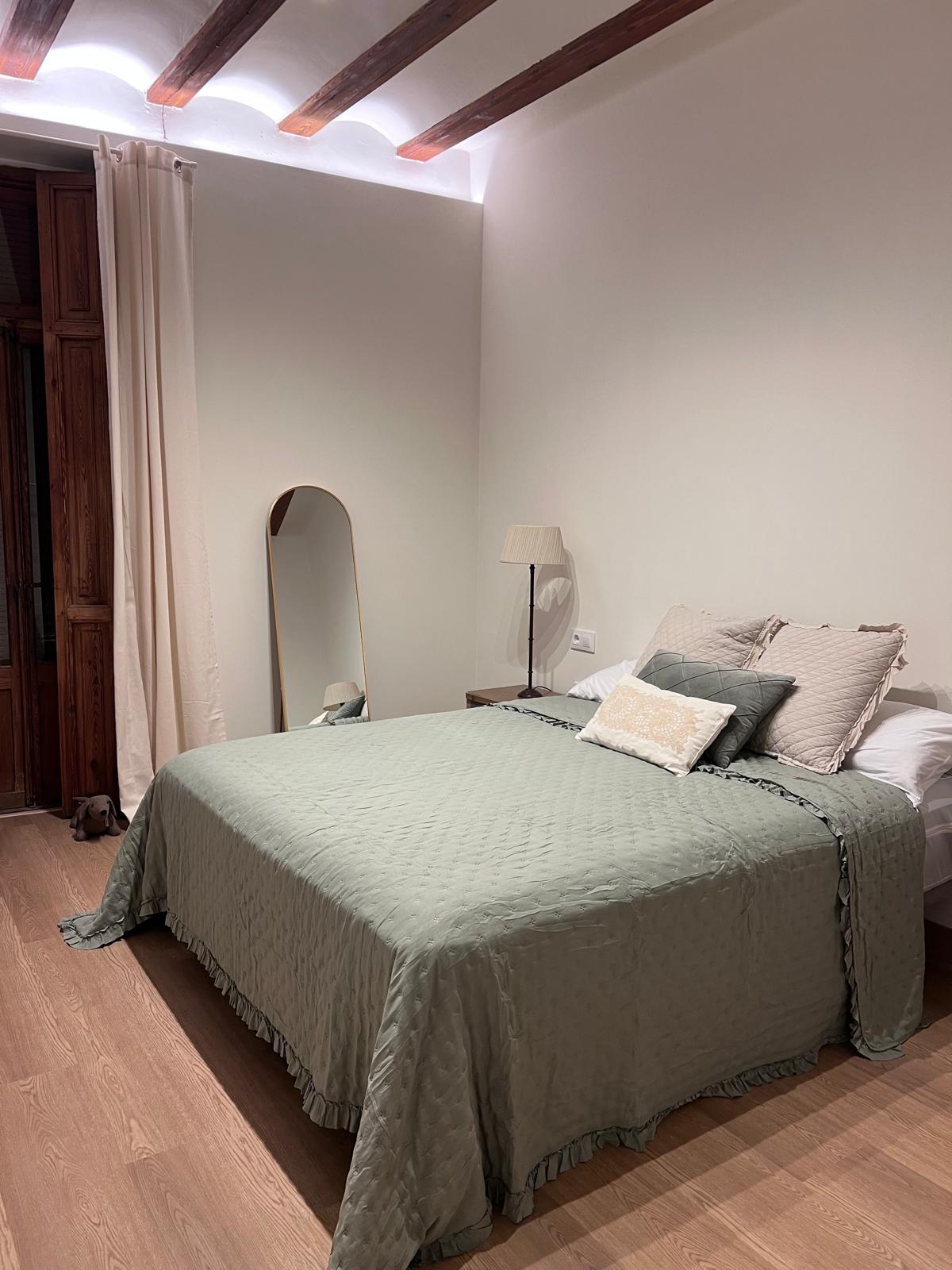 Dormitorio verde con vigas originales - Casa rural cerca playa Gandía