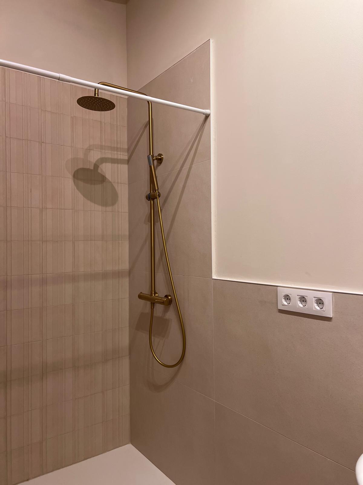 Ducha moderna con grifería dorada - Baño casa rural Xeresa La Safor