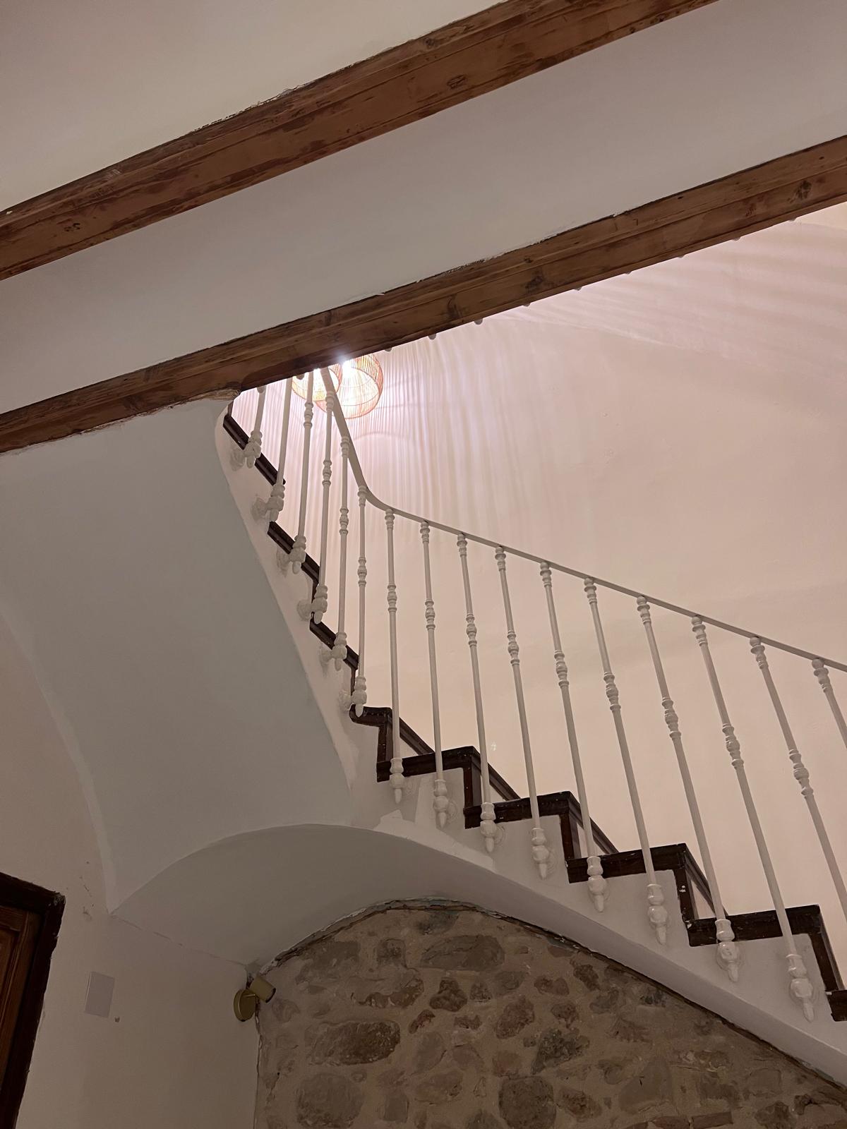 Escalera con vigas de madera centenarias - Arquitectura tradicional valenciana