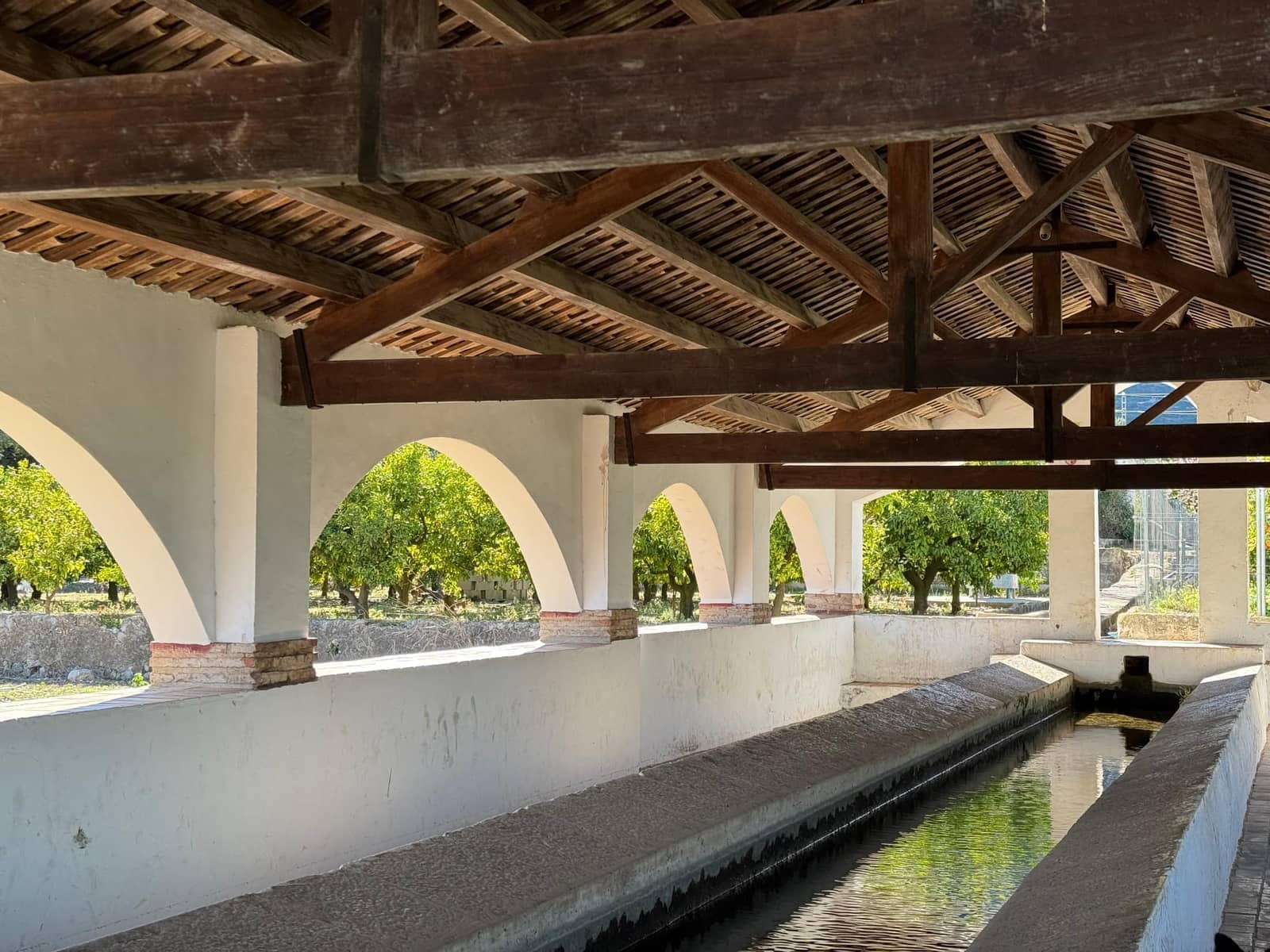 Llavador tradicional de Xeresa con arcos y vigas de madera