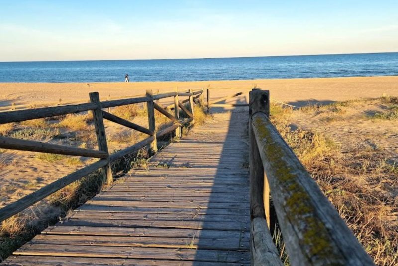 Playa de l'Ahuir con pasarela de madera y dunas naturales