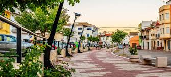 Plaza principal de Xeresa con arquitectura tradicional mediterránea