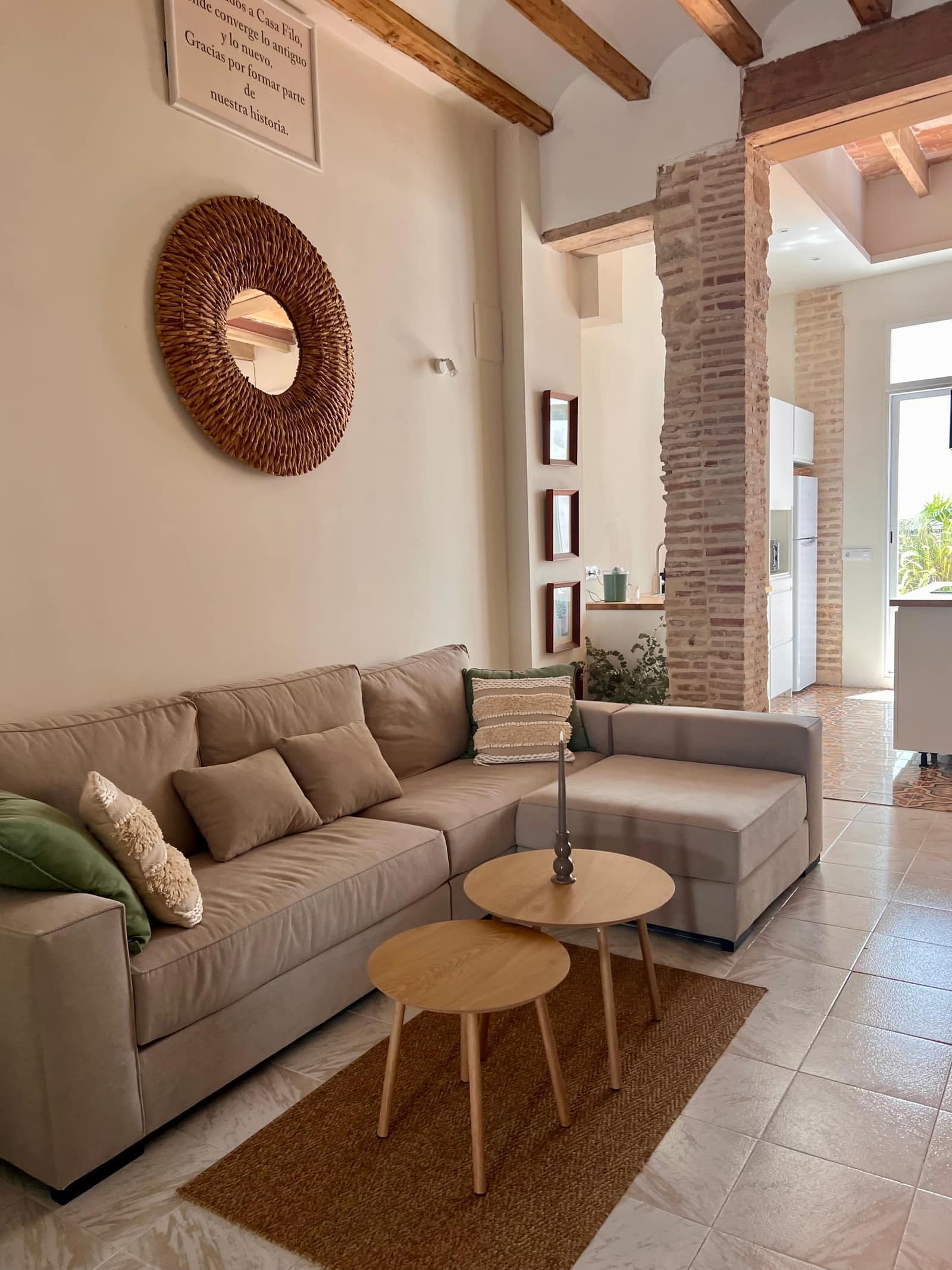 Salon nuevo con muebles de diseno y chimenea - Casa Filo Xeresa