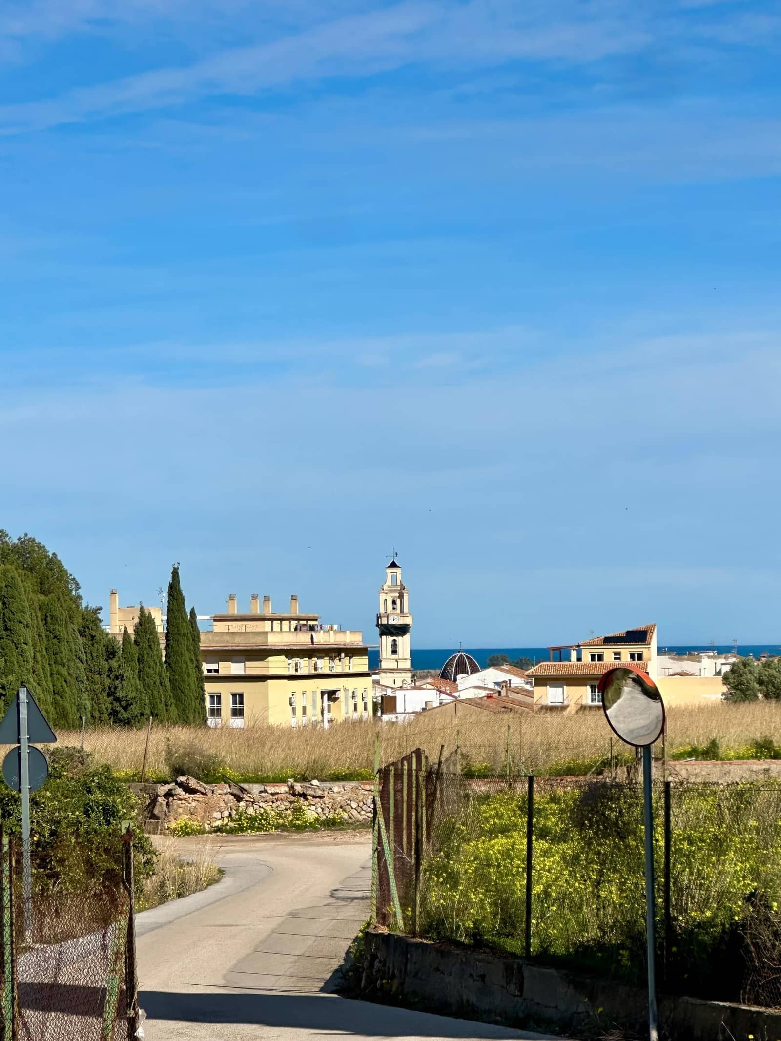 Vistas de Xeresa con campanario y el mar al fondo